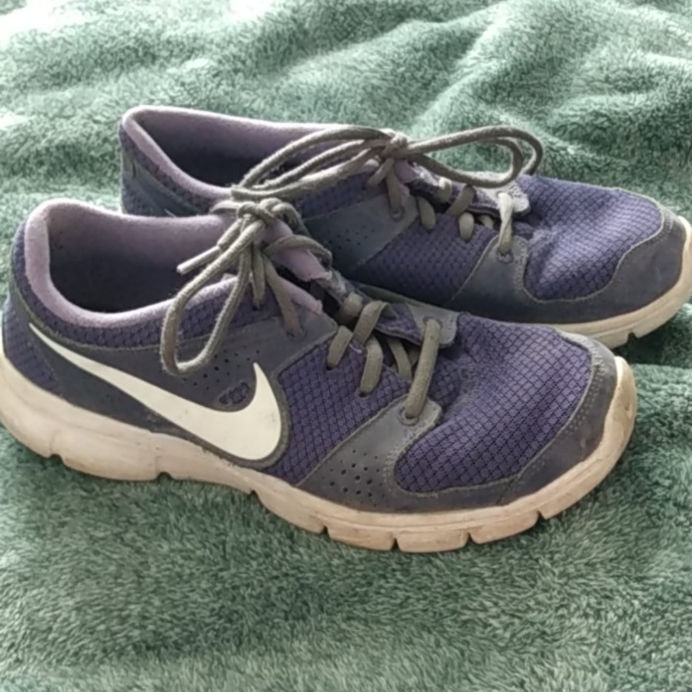 Nike purple women's 8 tennis shoes